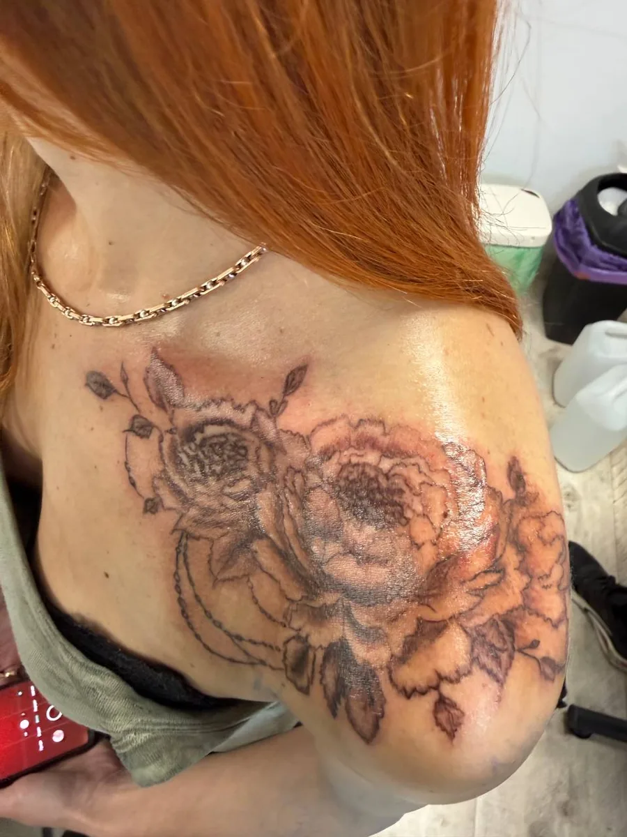 Tatuaż kwiaty - róże na ramieniu i obojczyku · Poznań, Iryna Malaniak